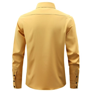 Vista dettagliata del retro di una camicia da uomo giallo zenzero con polsini abbottonati