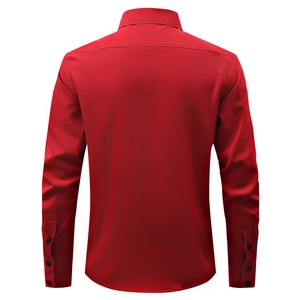 Vista posteriore di una camicia rossa slim-fit da uomo con cuciture rifinite sul carré