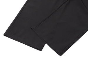 Dettaglio dell'apertura della gamba dritta e cuciture fini su questi pantaloni neri outdoor