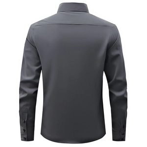 Vista posteriore di una camicia grigia da uomo a maniche lunghe dal taglio aderente
