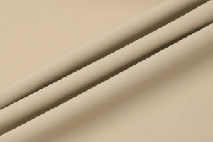 Dettaglio macro del tessuto dei pantaloni cargo kaki che mostra la trama e il materiale