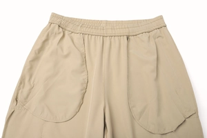 Dettaglio dei pantaloni da trekking kaki con vita elastica e fodera delle tasche rinforzata
