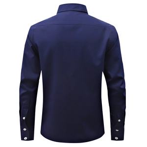 Vista posteriore di una camicia da uomo blu scuro slim fit con carré e polsini a bottoni