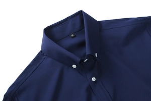 Dettaglio camicia da uomo blu navy con colletto button-down e bottoni in resina