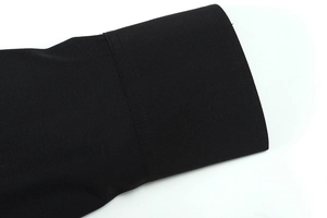 Dettaglio del polsino della camicia nera con doppia cucitura fine e trama del tessuto premium