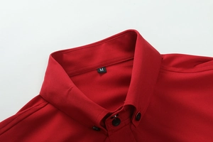 Dettaglio del colletto button-down bordeaux che mostra cuciture e trama del tessuto fine