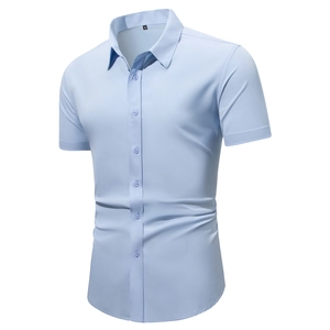 Schmal geschnittenes hellblaues Kurzarmhemd aus Stretch-Stoff für Business Casual