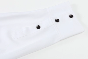 Dettaglio dei polsini della camicia bianca con bottoni in resina e trama del tessuto
