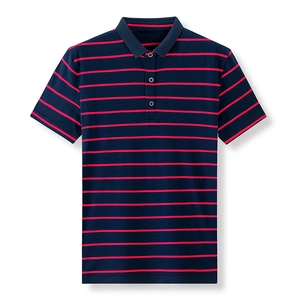 Dettaglio del colletto della polo a righe blu e rosse con patta a tre bottoni