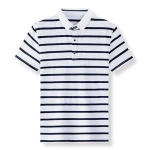 Dettaglio di una polo da uomo a righe con strisce blu navy e colletto bianco classico