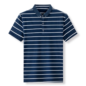 Dettaglio polo a righe blu navy e bianche con colletto classico e tre bottoni sul davanti