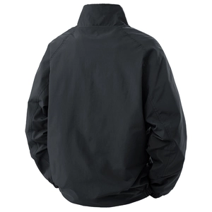 Veste coupe-vent noire minimaliste pour hommes avec manches raglan, vue arrière sur blanc