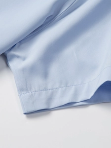 Detailaufnahme des hellblauen Kurzarmhemdes mit feiner Twill-Struktur und sauberer Naht