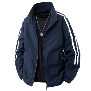 Coupe-vent bleu marine pour hommes avec rayures blanches et col montant élégant