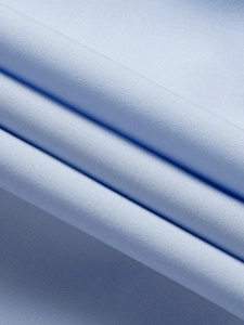 Detailansicht der hellblauen Stretch-Stoffstruktur und weichen Baumwollwebqualität