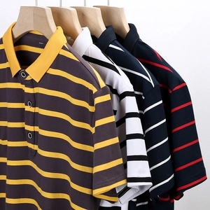 Dettaglio di polo a righe multicolori sovrapposte su grucce in tessuto di cotone pregiato