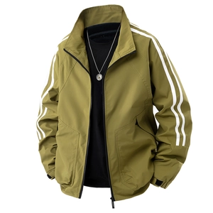Veste décontractée vert olive avec col montant et bandes blanches sur les manches