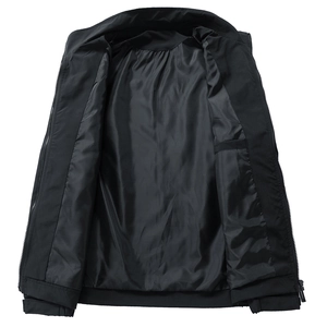 Détail de la veste noire avec doublure en satin et conception de poche interne