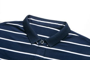 Dettaglio polo a righe blu navy e bianche con trama a nido d'ape sul colletto rigato