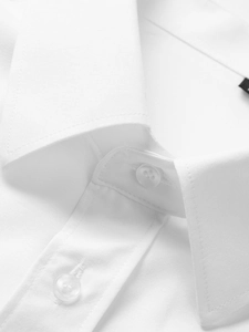 Nahaufnahme eines weißen Businesshemds mit Standardkragen und transparenten Knöpfen