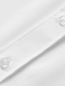 Makroaufnahme präziser Nähte und halbtransparenter weißer Knöpfe am Hemd