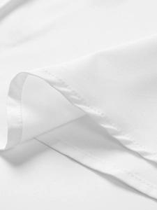 Nahaufnahme von weißem Stretchstoff mit hochwertigen Nähten an einem Kurzarmhemd