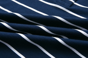Dettaglio del tessuto polo a righe blu scuro e bianche con trama a maglia e cuciture