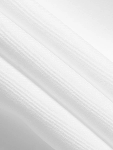 Detailaufnahme der hochdichten weißen Stretch-Stoffstruktur für Business-Hemden