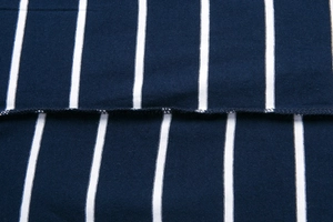 Dettaglio ravvicinato del tessuto in maglia a righe blu e bianche con cuciture precise
