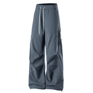 Pantalon cargo outdoor gris-bleu avec surpiqûres blanches et cordon de serrage élastique