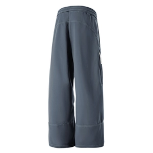 Détail du pantalon cargo ample à taille haute avec coutures contrastées blanches sur gris foncé