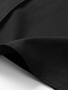 Makroaufnahme des hochwertigen schwarzen Stretchstoffs mit feinen Nähten am Hemd-Detail