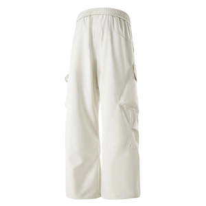 Vista dettagliata posteriore dei pantaloni cargo beige con vita elastica e grandi tasche laterali