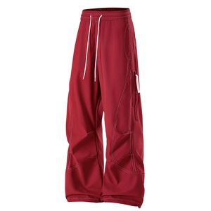 Pantalon cargo rouge foncé à coupe large avec surpiqûres blanches et taille à cordon