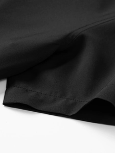 Makro-Detail der hochwertigen Doppelnaht am Saum des schwarzen Stretch-Hemdes