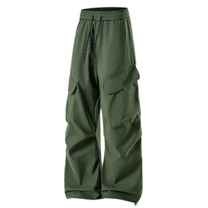 Dettaglio dei pantaloni cargo impermeabili con vita elastica, coulisse e ampie tasche a patta