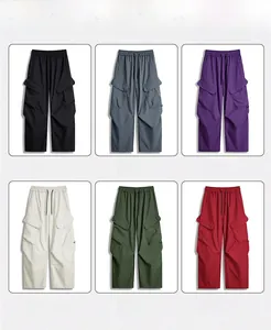 Dettaglio pantaloni cargo impermeabili con sei colori disponibili e coulisse regolabile