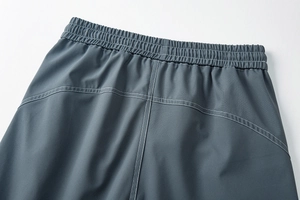 Détail de la taille élastique et des coutures blanches contrastées du pantalon cargo