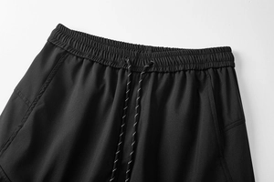 Dettaglio della vita elastica e della coulisse sui pantaloni cargo impermeabili