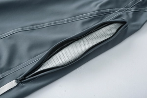 Détail du pantalon de randonnée avec poche zippée, doublure en maille et surpiqûres contrastées