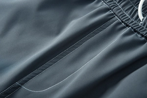 Vue détaillée du pantalon outdoor à séchage rapide avec taille élastique et coutures