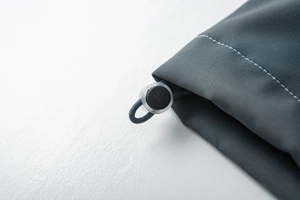 Vue détaillée du cordon de serrage réglable et du loquet sur le pantalon cargo gris