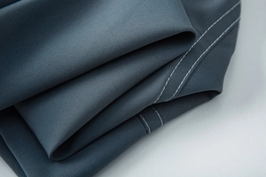 Vue détaillée du tissu gris foncé du pantalon avec double couture blanche de qualité