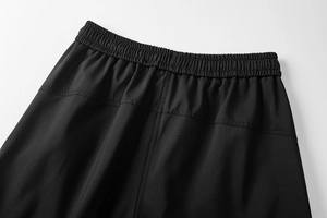 Dettaglio dell'elastico in vita e delle cuciture fini di questi pantaloni outdoor impermeabili