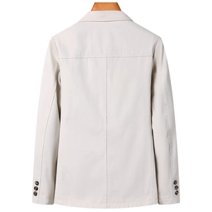 Vista posteriore di un blazer casual in cotone beige con cuciture e bottoni sui polsini