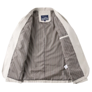 Dettaglio interno del blazer casual beige con fodera a righe ed etichetta tessuta