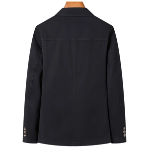 Vista posteriore di un blazer casual nero con cuciture e dettagli dei bottoni