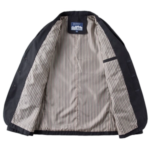 Dettaglio della fodera a righe e della tasca interna della giacca blazer casual da uomo