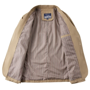 Dettaglio dell'interno di un blazer casual kaki con fodera a righe ed etichetta tessuta