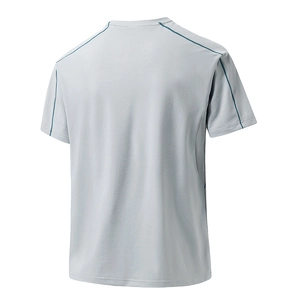 Détail d'un t-shirt de sport gris clair avec surpiqûres bleues et tissu respirant haut
